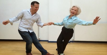 Kada muzika počne 90-godišnja žena se jednostavno ne može zaustaviti! (VIDEO)