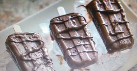 (VIDEO) Bez recepta: Pomiješao je sastojke koje svi imamo, a rezultat je prava poslastica