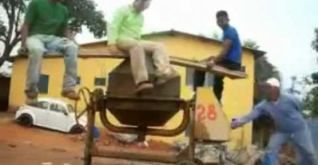 (VIDEO) Uzeli su mješalicu za beton i dasku, a ono što su napravili je nevjerovatno 