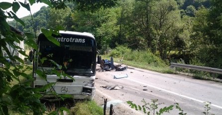 U saobraćajnoj nesreći poginuo otac, a majka i dvojica sinova teško povrijeđeni