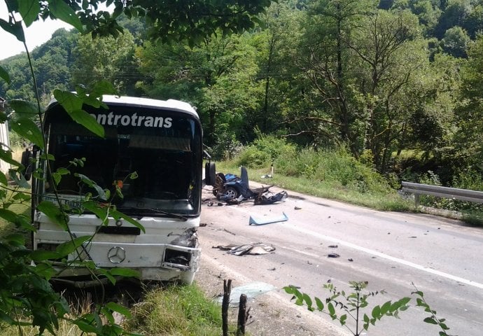 U saobraćajnoj nesreći poginuo otac, a majka i dvojica sinova teško povrijeđeni