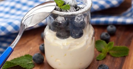 Savršena ljetna panna cotta sa zdravim bobičastim voćem 