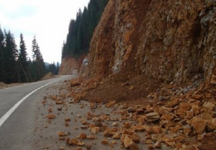 Vozači, oprezno danas: Učestali odroni kamenja