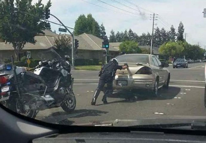 Ovi policajci će vam vratiti vjeru u ljudskost: Fotografija pod brojem 5 će vas posebno dirnuti!