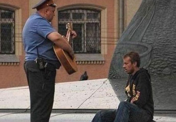 Ovi policajci će vam vratiti vjeru u ljudskost: Fotografija pod brojem 5 će vas posebno dirnuti!