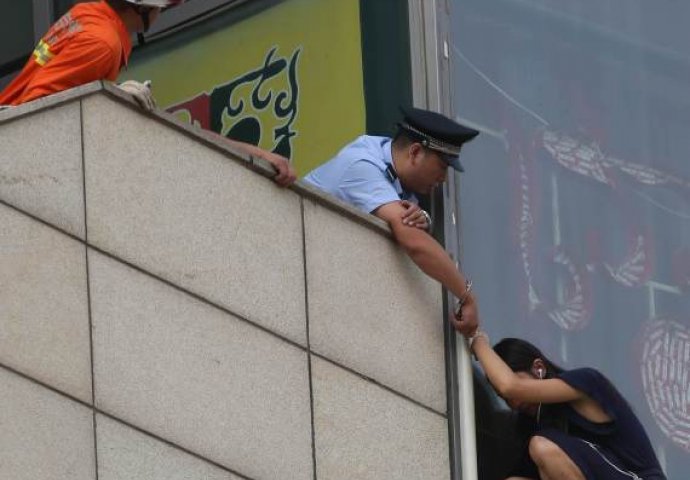 Ovi policajci će vam vratiti vjeru u ljudskost: Fotografija pod brojem 5 će vas posebno dirnuti!