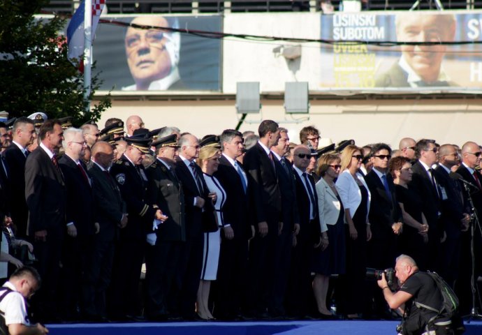 Vojni mimohod - 20 topovskih plotuna u znak 20 godina oslobođenja