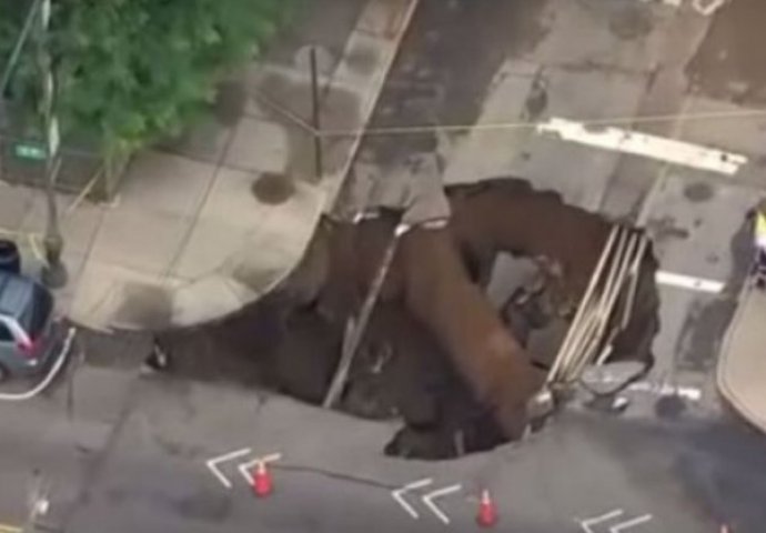 (VIDEO) Ogromna rupa progutala raskrsnicu na Petoj Aveniji!