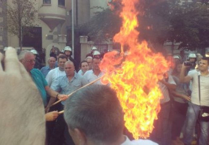 HAOS U BEOGRADU: Šešelj zapalio šahovnicu: Sprem'te se, sprem'te, četnici!