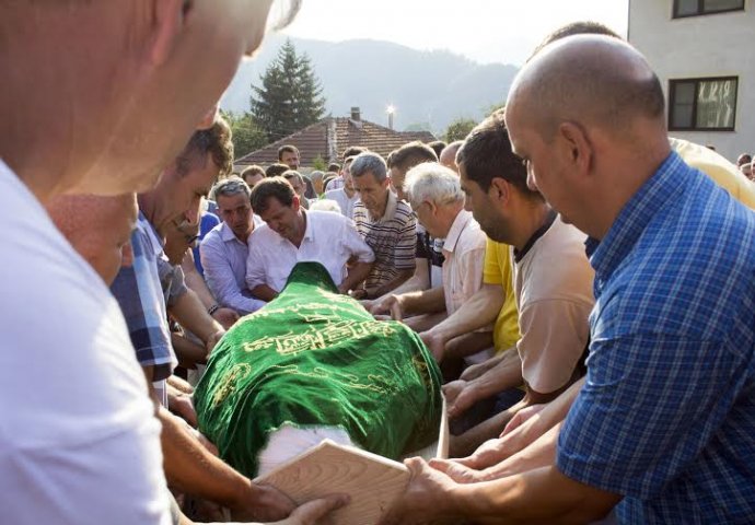 Stotine ljudi klanjalo dženazu mladiću koji je stradao od ručne bombe