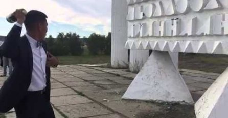 (VIDEO) Kada šampanjac uzvrati udarac