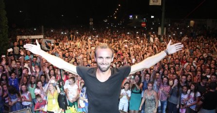 Hiljade ljudi dočekalo šampiona: Amel Tuka uz vatromet dočekan u rodnom Kaknju