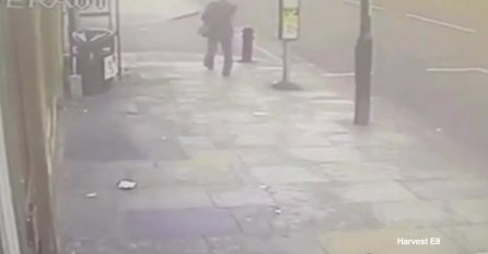 (VIDEO) Dosadilo mu čekanje autobusa, ali nije ni slutio da će mu to spasiti život