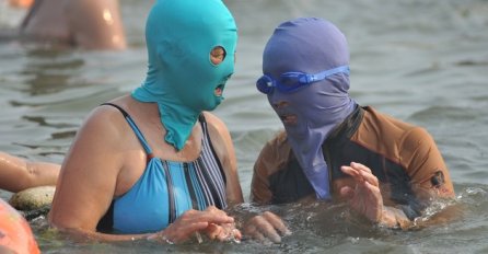 Ne, nisu došli u pljačku, došli su da uživaju na plaži! Evo zaašto nose maske!