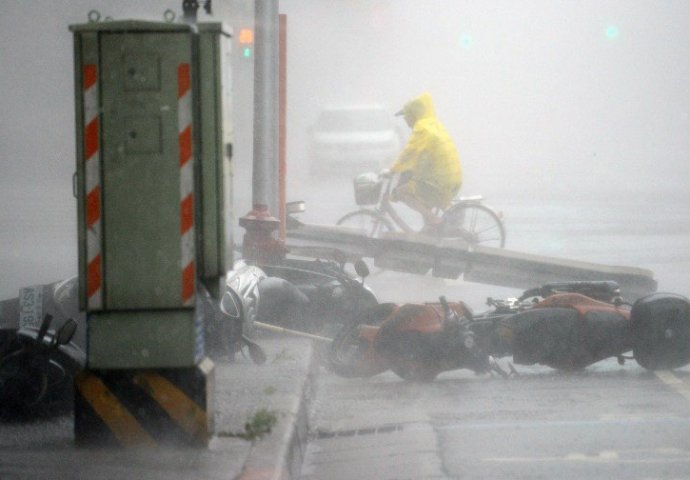 RAZARAJUĆI TAJFUN Vjetar brži od 200 km/h, milioni bez struje, ima mrtvih