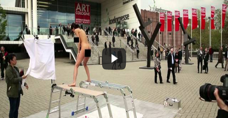 Bizarno: Nećete vjerovati kojim dijelom tijela ona stvara umjetničke slike!