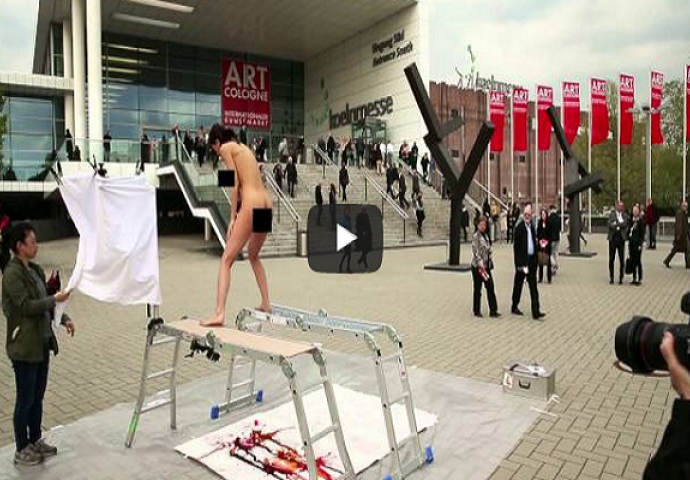 Bizarno: Nećete vjerovati kojim dijelom tijela ona stvara umjetničke slike!