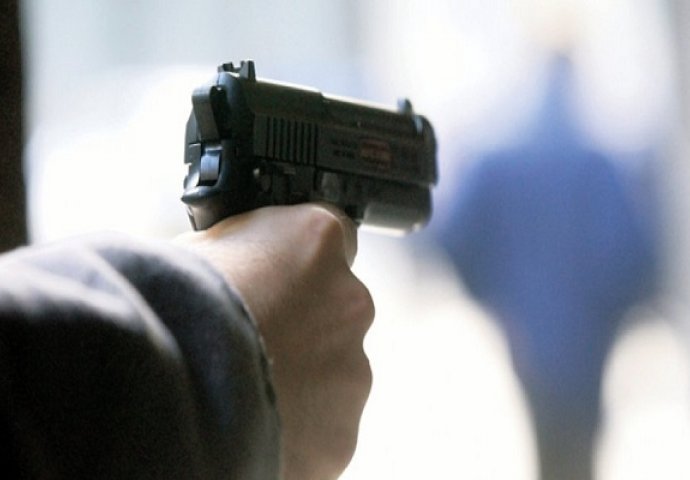 RAFALI ODJEKNULI ISPRED KLUBA: Napadač pucao iz pištolja, ranjene četiri osobe!