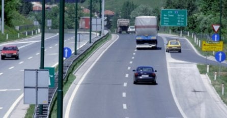 Povoljni uslovi za vožnju, na graničnim prelazima čekanje do sat vremena