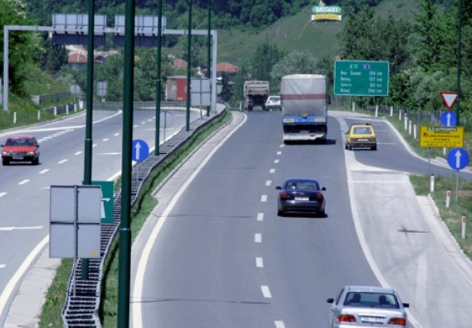 Povoljni uslovi za vožnju, na graničnim prelazima čekanje do sat vremena