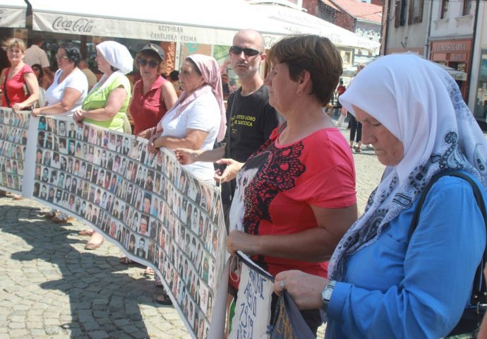 Protest "Žena Srebrenice" u Tuzli: Neka političari prestanu ponižavati žrtve!