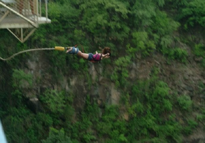 Tinejdžerica izgubila život na bungee jumpingu 