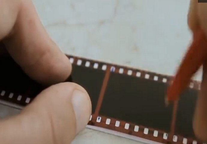 Genijalno: Uz pomoć kartonske kutije prebacio fotografije sa starog filma na kopjuter!