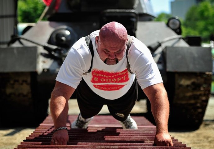 (VIDEO) Nevjerovatni Rus pomjera tenk od 26 tona