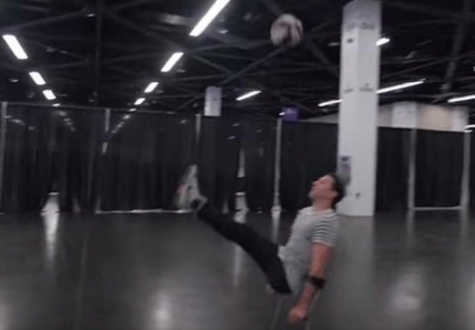 (VIDEO) Jedna noga mu je amputirana, ali to ga nije spriječilo da pravi magiju!