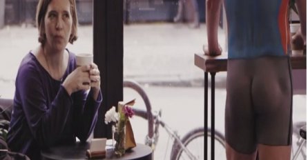 Goli konobari posluživali ‘posve prirodnu’ kafu (VIDEO)