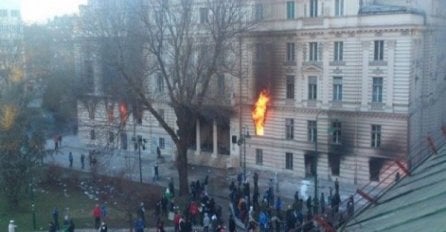 Dvije osobe optužene zbog učešća u paljenju zgrade Predsjedništva BiH