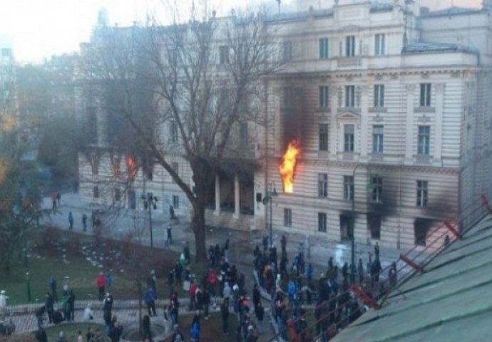 Dvije osobe optužene zbog učešća u paljenju zgrade Predsjedništva BiH