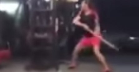 Nije bila zadovoljna s frizurom pa je salon 'preuredila' maljem