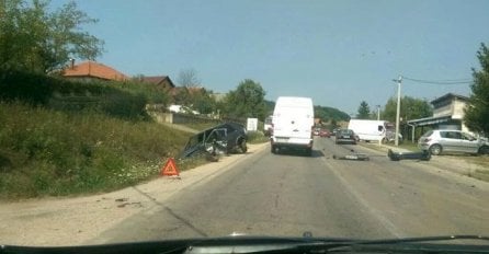 Teška saobraćajna nesreća kod Tuzle, učestvovala 3 automobila i autobus!