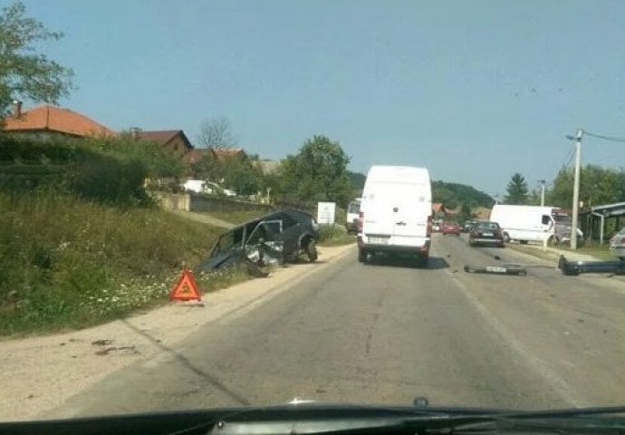 Teška saobraćajna nesreća kod Tuzle, učestvovala 3 automobila i autobus!