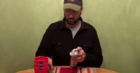 Izum od dvije plastične čaše i valjka za krečenje