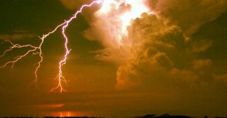 Ako mislite da grom nikad ne udara dva puta na isto mjesto, onda niste bili blizu ovog jezera! 