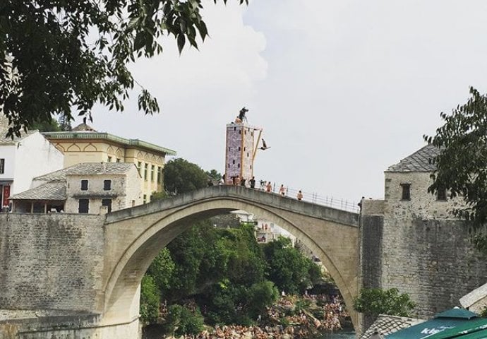  15.000 ljudi posmatra skakače Red Bull Cliff Diving-a u Mostaru 