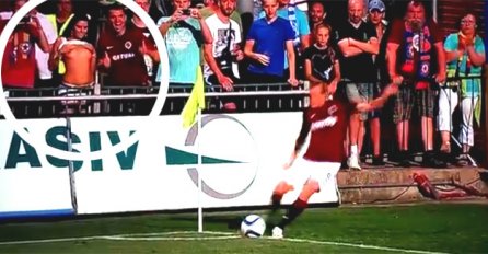 Golijada na terenu i tribinama: Lijepa Čehinja počastila gledatelje stiptizom (VIDEO)