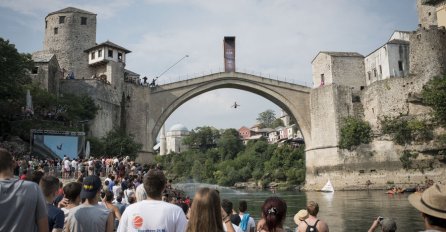 (VIDEO) Hrabri skakači s mostarskog Starog mosta oduševili cijeli svijet