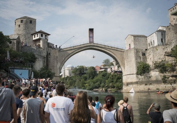 (VIDEO) Hrabri skakači s mostarskog Starog mosta oduševili cijeli svijet