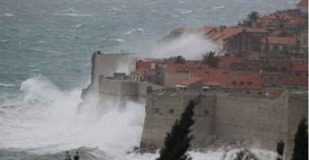 Nezapamćeno nevrijeme: U podne upaljena rasvjeta, temperatura za samo sat pala za 10 stepeni