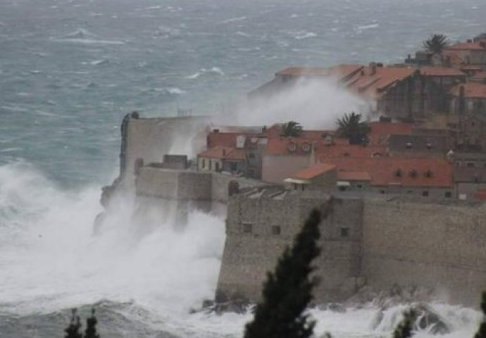 Nezapamćeno nevrijeme: U podne upaljena rasvjeta, temperatura za samo sat pala za 10 stepeni