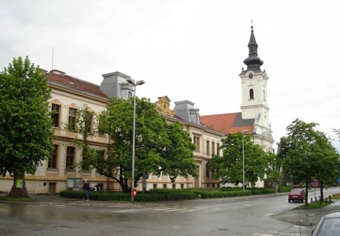 Srušeno spomen-obilježje u dvorištu srpske crkve u Novoj Gradišci