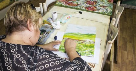 Neobično stvaranje umjetničkih slika: Zeničanka slika peglom umjesto kista