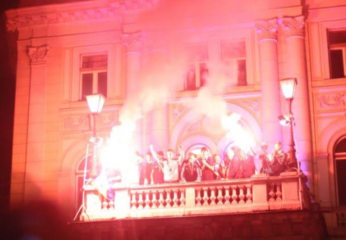 Ludilo na ulicama Sarajeva: Deseci hiljada ljudi dočekali mlade heroje (FOTO)