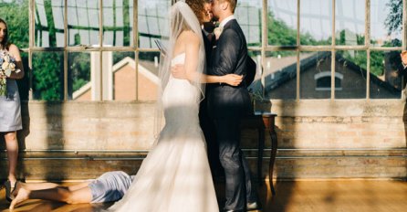 OTKRIVENA TAJNA NEOBIČNE FOTOGRAFIJE SA SVADBE Ko zapravo leži pod nogama mladenaca?