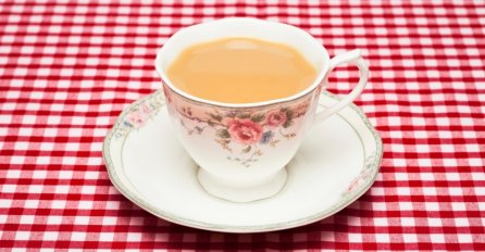 NISU ENGLEZI LUDI: Evo zašto je dobro dodati nekoliko kapi mlijeka u čaj