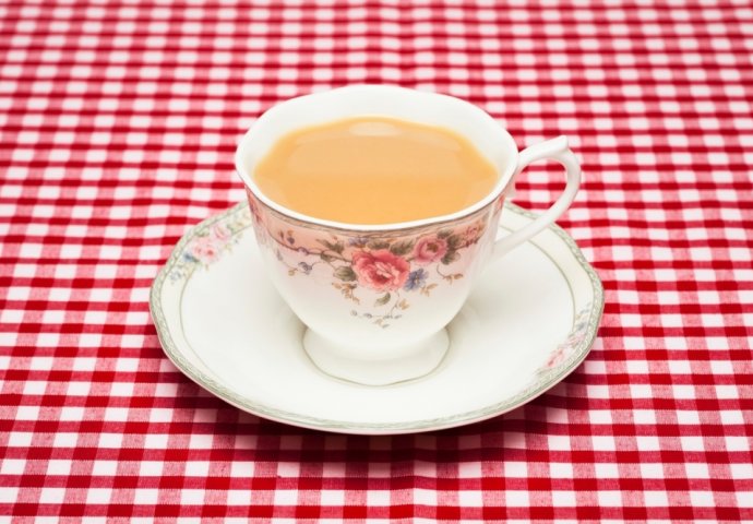 NISU ENGLEZI LUDI: Evo zašto je dobro dodati nekoliko kapi mlijeka u čaj
