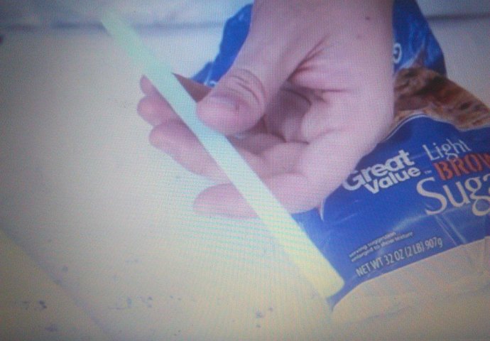 (VIDEO) Razrezao je slamku uzdužno, pogledajte kako vam takva slamka može poslužiti